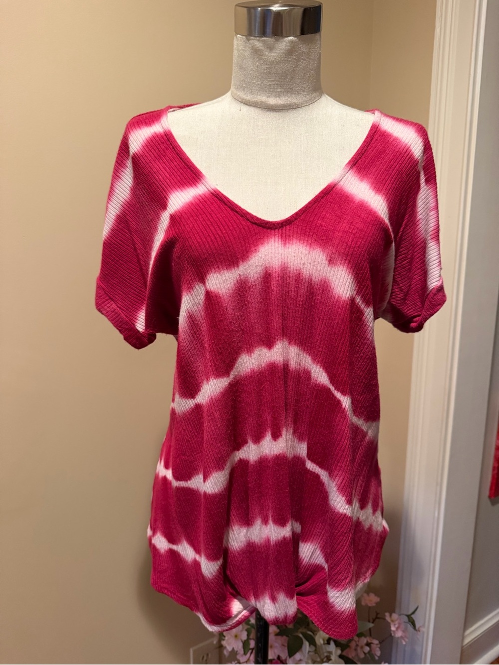 Francesca’s Alya Women's Fuchsia Tie-Dye V-Neck Short Sleeve Top